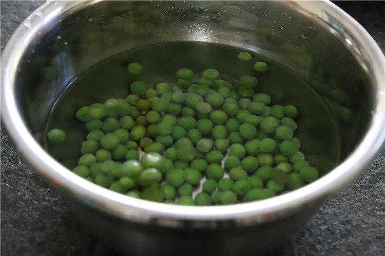 火丁豌豆,沸水中加入少许盐，将<a style='color:red;display:inline-block;' href='/shicai/ 148'>豌豆</a>放入沸水中汆烫一下，然后放到冰水中过冷河，滤干水分。