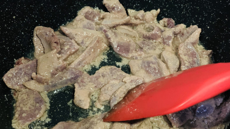 韭菜炒猪肝,热锅，倒入猪肝，过油，猪肝炒变色就先起锅，倒入碗内；