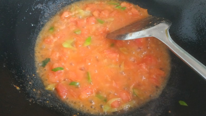菠菜鸡蛋面,西红柿炒出红汤