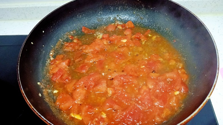 菠菜鸡蛋面,锅中放入适量油，放入西红柿，炒出汁水