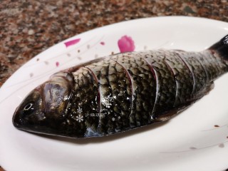 酱焖鲫鱼,将鲫鱼洗净，在鱼背上割几刀以便入味。并用厨房纸将鱼身上的水吸掉。