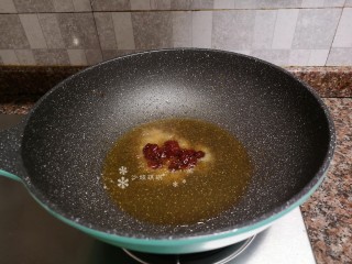 酱焖鲫鱼,锅里的油继续烧热，放入一勺豆瓣酱翻炒出香味。