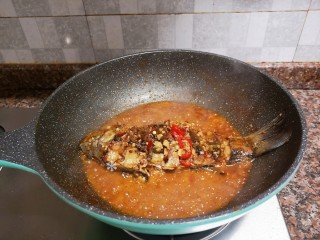 酱焖鲫鱼,盖上锅盖焖至汤汁快收干即可。