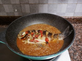酱焖鲫鱼,如果鱼太大不能淹没，就用铲子将将料汁浇在鱼身上。