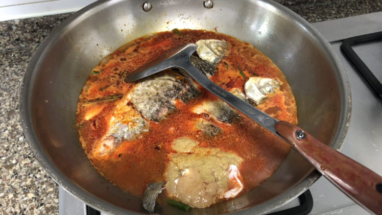 酱焖鲫鱼➕今年花胜去年红,放入煎好的鱼，鱼籽，中大火煮开