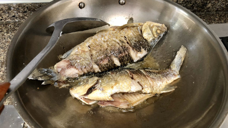 酱焖鲫鱼➕今年花胜去年红,晃动锅，如果鱼可以晃动，就可以翻面了，煎到鱼两面焦黄