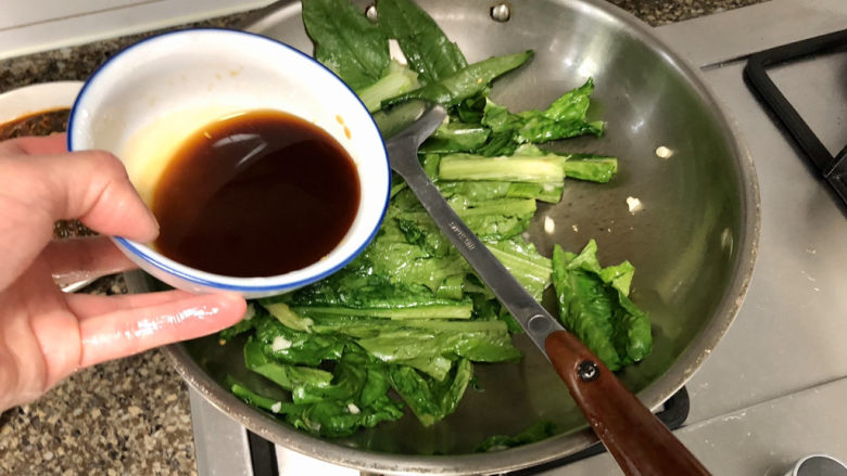 蚝油油麦菜➕柳塘新绿却温柔,淋上调味汁，大火翻炒半分钟出锅。