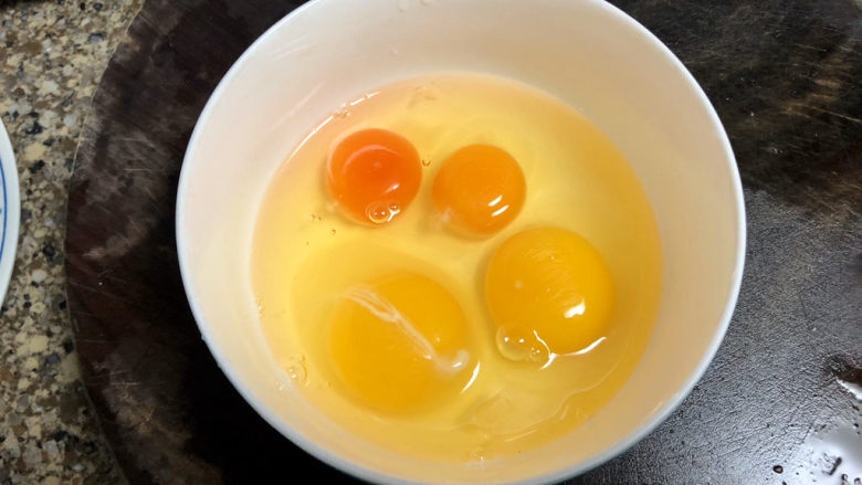 菠菜蛋卷➕绿柳才黄半未匀,鸡蛋打入碗中，打散成均匀蛋液