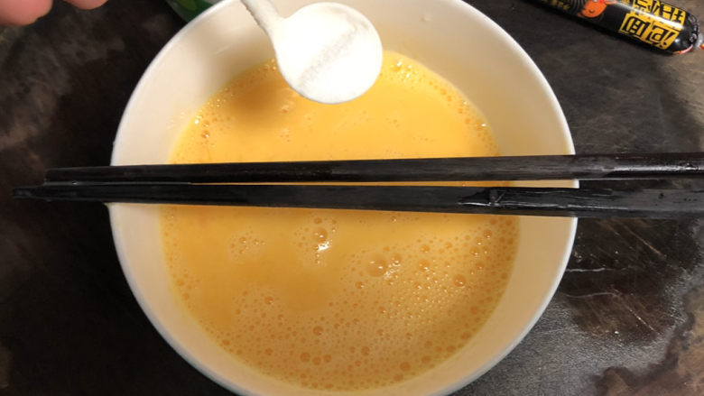 菠菜蛋卷➕绿柳才黄半未匀,加入半茶匙食盐，拌匀