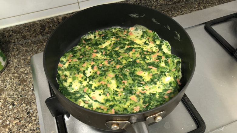 菠菜蛋卷➕绿柳才黄半未匀,平底锅刷油，加入一勺菠菜蛋液，摊平，小火煎到表面微凝固