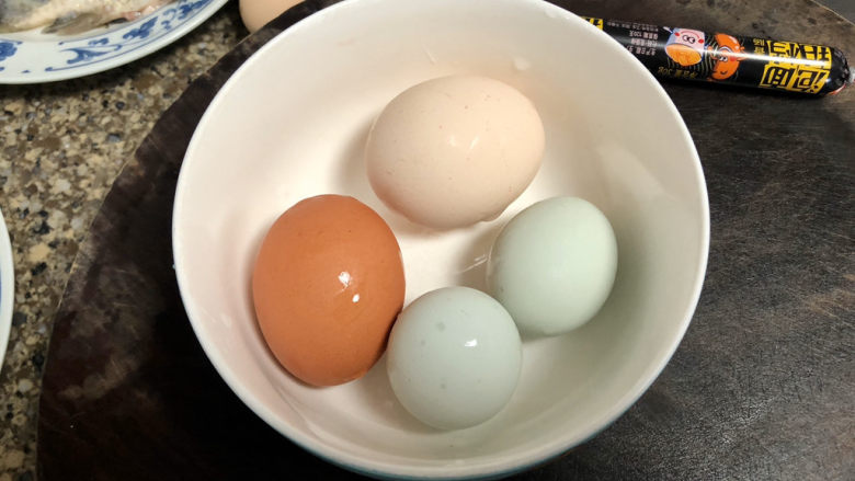 菠菜蛋卷➕绿柳才黄半未匀,阿晨用了两个大的普通鸡蛋，两个小的土鸡蛋