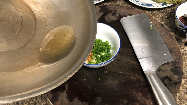 菠菜蛋卷➕绿柳才黄半未匀,辣椒粉浇上热油