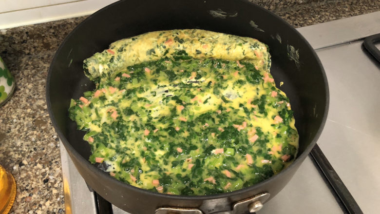 菠菜蛋卷➕绿柳才黄半未匀,再刷上一层油，继续浇上蛋液摊平，微凝固卷起