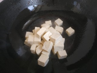 韭菜炒豆腐,锅烧热放入适量植物油，烧热，放入豆腐
