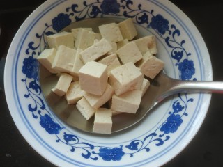 韭菜炒豆腐,捞出控水备用
