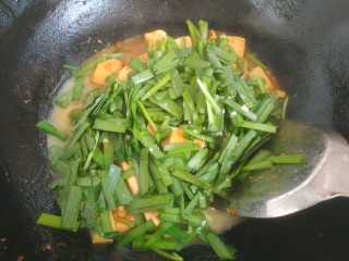 韭菜炒豆腐,立马倒入淀粉汁