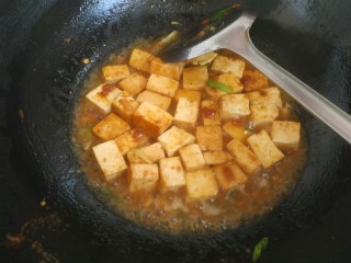 韭菜炒豆腐,加入半小碗清水烧开