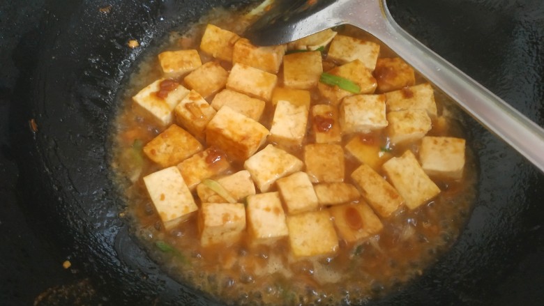 韭菜炒豆腐,加入半小碗清水烧开