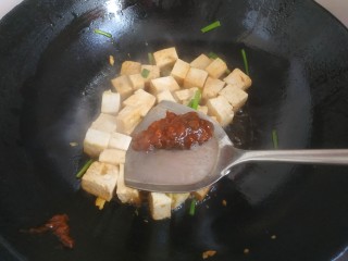 韭菜炒豆腐,加入一勺黄豆酱，翻炒至豆腐上色