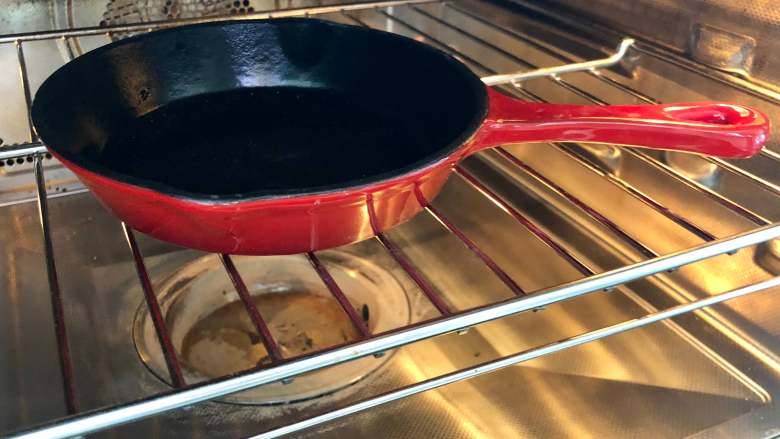 热腾腾胖乎乎的荷兰松饼，操作简单又美味,先把铸铁锅放入烤箱，180度预热5分钟。