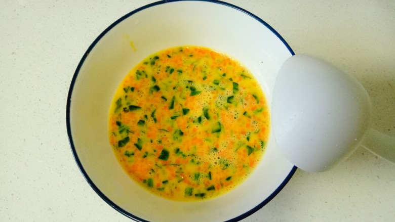 菠菜蛋卷,加入水淀粉搅拌均匀，水淀粉更容易让鸡蛋液成型，用勺子撇去浮沫