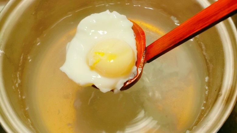 菠菜鸡蛋面,鸡蛋煮至成熟 汤水发白