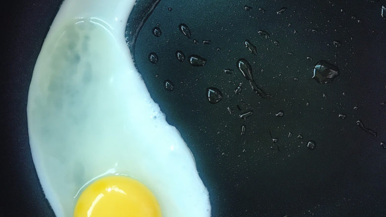 菠菜鸡蛋面,不粘锅放油煎蛋，撒少许盐煎至两面金黄后盛出备用。