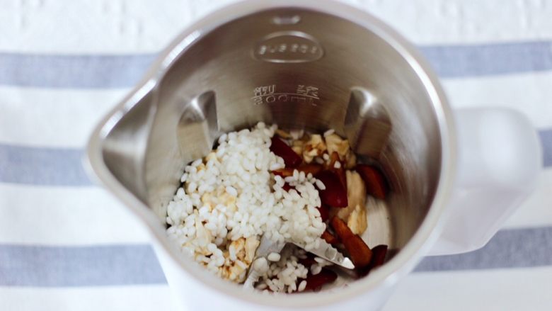 核桃红枣露,再把糯米和粳米也放进去。