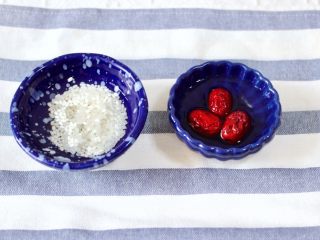 核桃红枣露,同时把红枣和糯米，粳米也用清水浸泡半个小时。