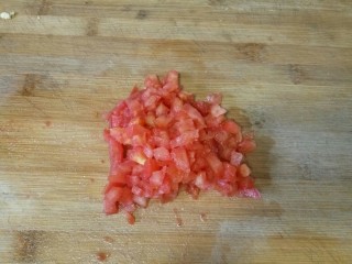 菠菜豆腐汤,准备西红柿清洗干净，切十字刀，用开水烫一下，去皮，期待你小丁备用