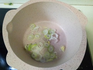 菠菜豆腐汤,锅中放入适量油烧热，加入葱花煸炒