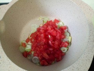 菠菜豆腐汤,放入西红柿，炒出汤汁