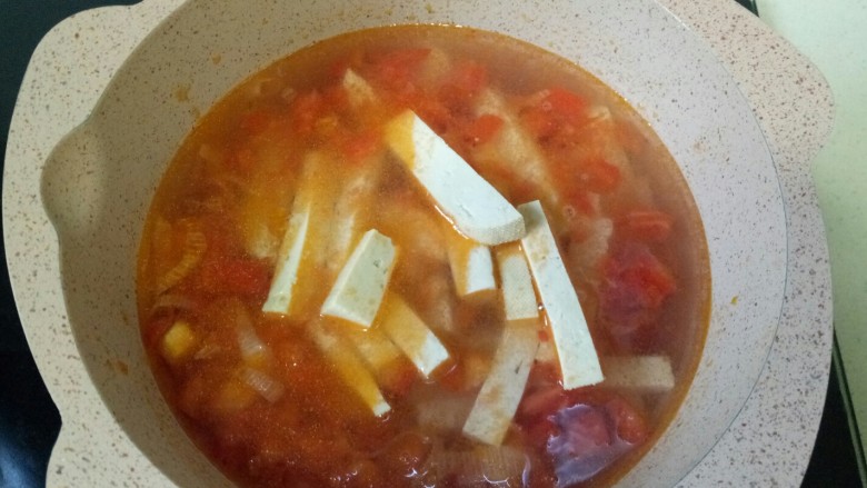 菠菜豆腐汤,加入豆腐，大火煮开