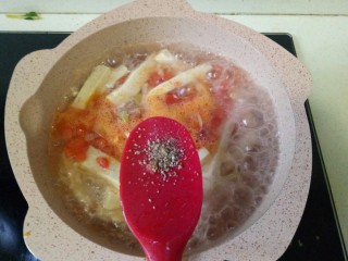 菠菜豆腐汤,加入胡椒粉