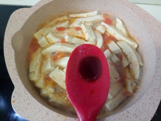 菠菜豆腐汤,加入一勺生抽搅拌均匀
