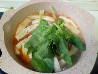 菠菜豆腐汤,粉丝快煮好后加入菠菜翻拌均匀