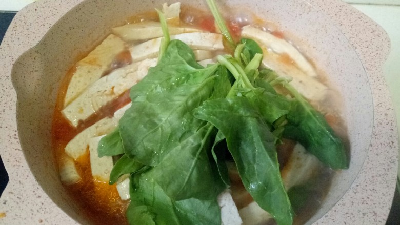 菠菜豆腐汤,粉丝快煮好后加入菠菜翻拌均匀