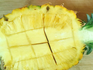 菠萝饭,对半切开后用刀将果肉取出