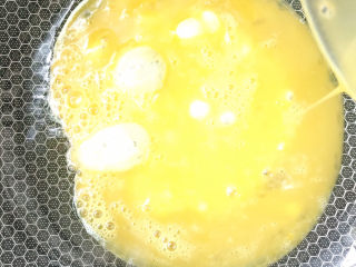 菠萝饭,倒入蛋液