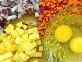 菠萝饭,将洋葱、胡萝卜、菠萝切成粒