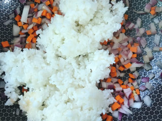 菠萝饭,炒熟后放入米饭。