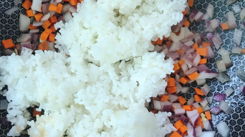 菠萝饭,炒熟后放入米饭。