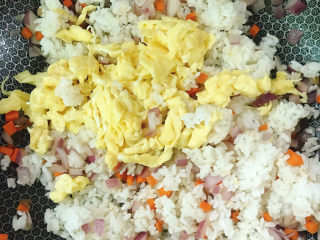 菠萝饭,翻拌均匀后放入鸡蛋。