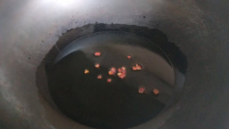凉拌菠菜粉丝,锅中倒入适量油炸香花椒粒。