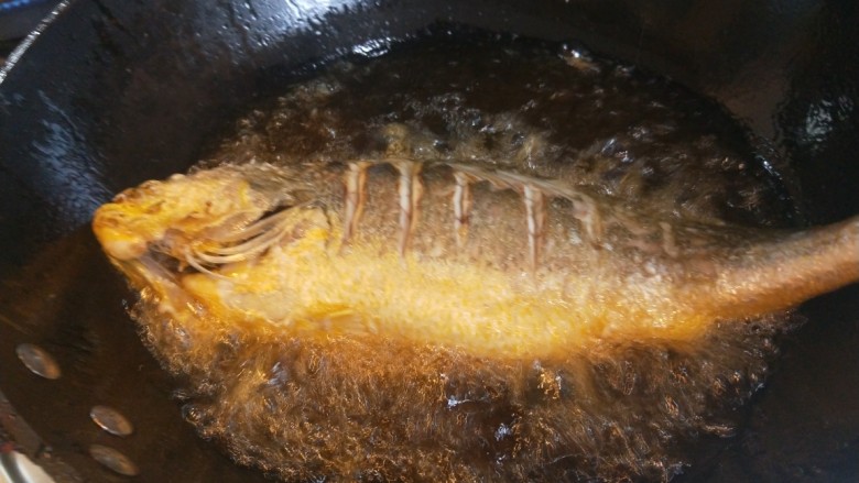 酱焖鲫鱼,炸制底部微黄翻面。
