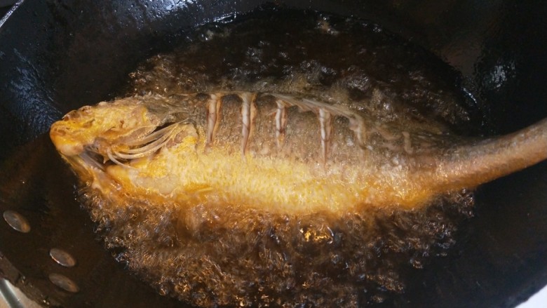 酱焖鲫鱼,炸制两面金黄捞出来。