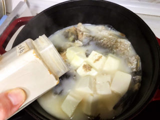 奶白鲫鱼豆腐汤,10分钟后出了奶白汤色，加入豆腐，撒少许白胡椒粉；