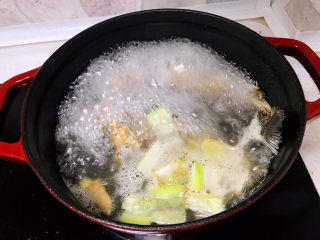 奶白鲫鱼豆腐汤,开大火，加盖炖煮10分钟就可以出奶白汤，大火炖浓汤，小火炖清汤；