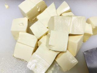 奶白鲫鱼豆腐汤,嫩豆腐切成两厘米见方的豆腐块备用；