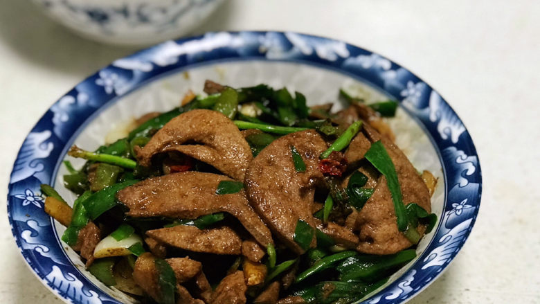 韭菜炒猪肝,一盘下饭菜——韭菜炒猪肝上桌。